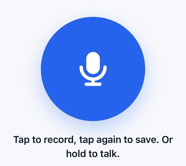 iPhone 上的 VoiceNotes：一个蓝色的大麦克风按钮，下方写着：点一下开始录音，再点一下保存，或按住说话。